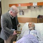 بیماری و تخت بیمارستان هم مانع هنرنمایی هنرمند پیشکسوت نشد!